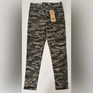 Levi's Sculpture Hypersoft Camo Crop
